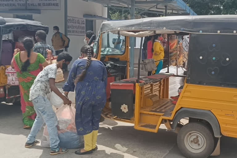 స్వస్థలాలకు వెళ్లేందుకు రైల్వైే ప్రయాణికుల తీవ్ర ఇబ్బందులు