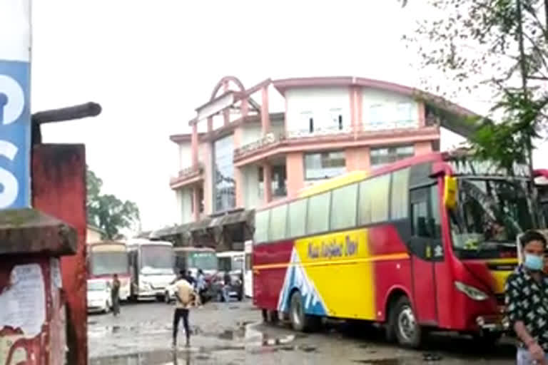 আন্ত:জিলা যাতায়ত বন্ধত অসন্তুষ্ট বাহনৰ মালিক পক্ষ