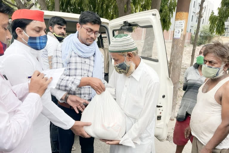 سماج وادی پارٹی کے رہنماؤں نے راشن تقسیم کئے