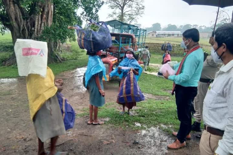 MLA Chakradhar Gogoi distributes mask among tea estates labours