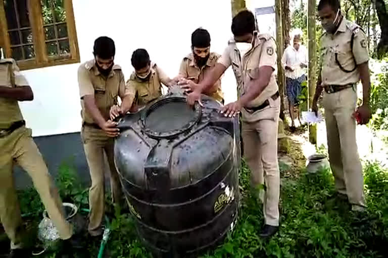 santhanpara idukki  500 liters of wash  wash seized at santhanpara  ഉടുമ്പന്‍ചോല എക്‌സൈസ്  ശാന്തന്‍പാറ പൊലീസ്  santhanpara police  udumbanchola excise