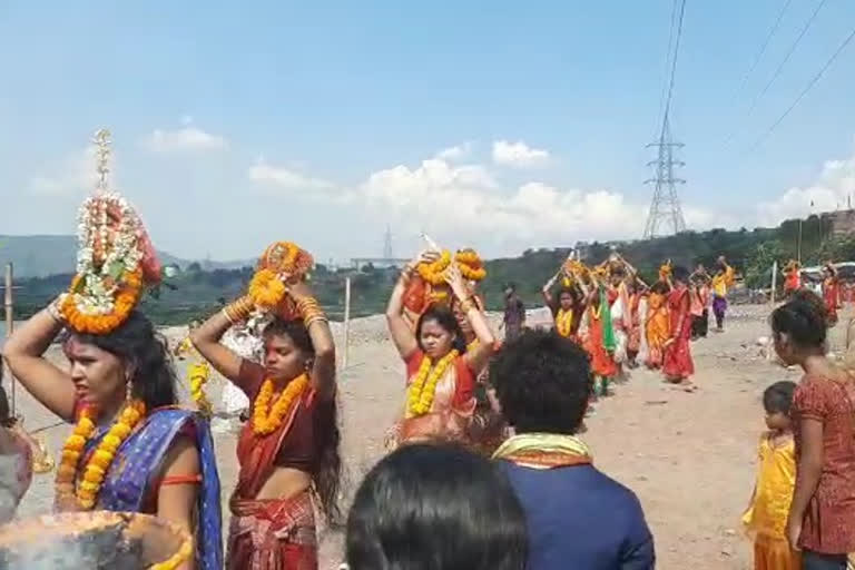 transgenders worshiped Sheetla Mata along with drums to keep away corona in jamshedpur