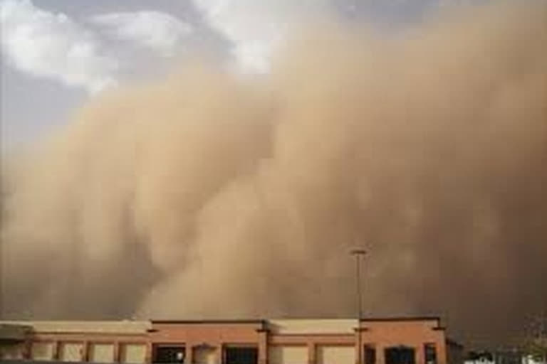 dust storm in Pakistan  dust storm news  പാകിസ്ഥാനില്‍ പൊടിക്കാറ്റ്  പാകിസ്ഥാൻ വാർത്തകള്‍  പൊടിക്കാറ്റ്