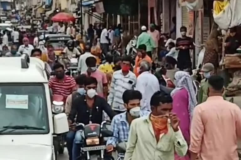 ಅಗತ್ಯ ವಸ್ತು ಖರಿದಿಗೆ ಮುಗಿಬಿದ್ದ ಜನರು