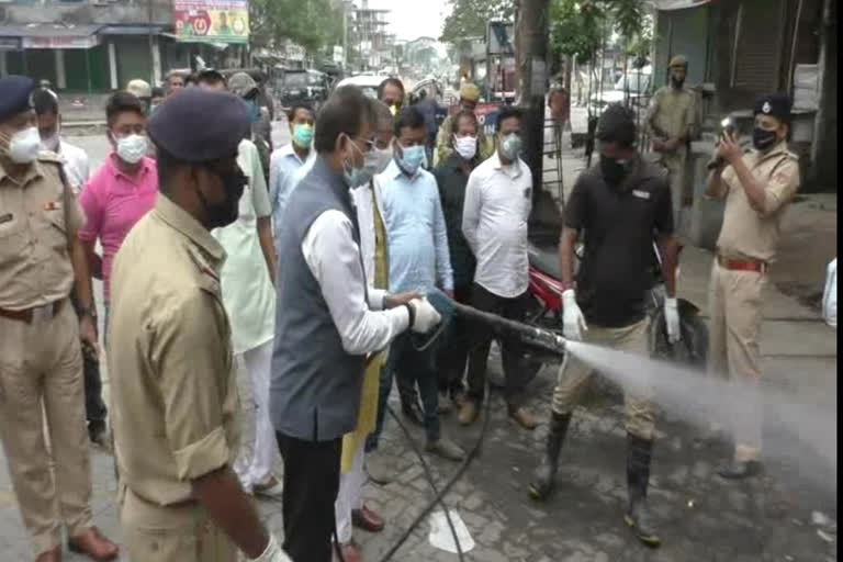 মন্ত্ৰী চন্দ্ৰ মোহনৰ পাটোৱাৰীৰ দ্বাৰা বাইহাটা চাৰিআলি চেনিটাইজেচন কাৰ্যসূচী