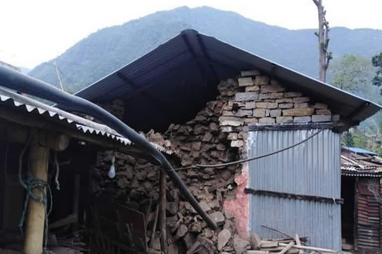 several houses destroyed in nepal earthquake news  3 injured in nepal earthquake news  nepal lamjung earthquake latest news  nepal earthquake latest news  നേപ്പാള്‍ ഭൂചലനം പുതിയ വാര്‍ത്ത  നേപ്പാള്‍ ഭൂചലനം മൂന്ന് പേര്‍ക്ക് പരിക്ക് വാര്‍ത്ത  നേപ്പാള്‍ ലാംജങ് ഭൂചലനം പുതിയ വാര്‍ത്ത