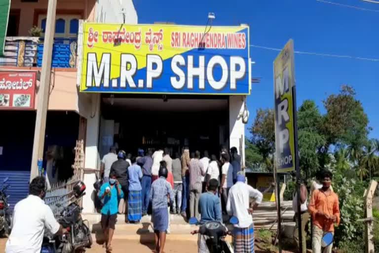 chamrajanagara people violate the covid rules in market area