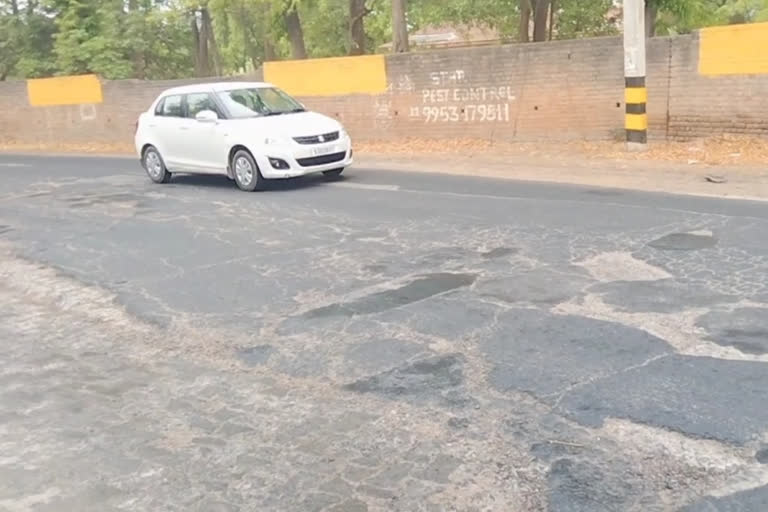 gadaipur road is in shabby condition, delhi