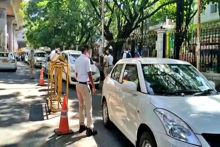 DCM Ashwat Narayan car stuck in traffic