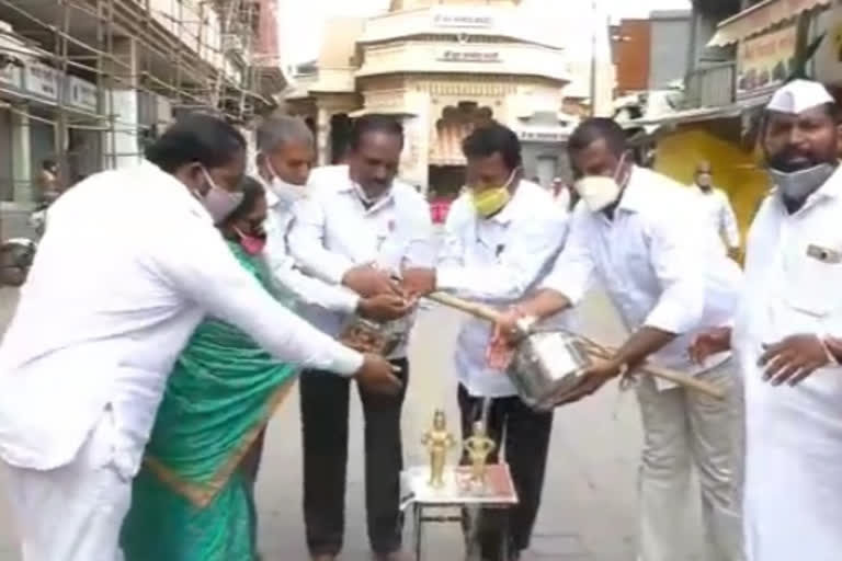 Chandrabhaga water anointing to Vitthal Rukmini murti pandharpur