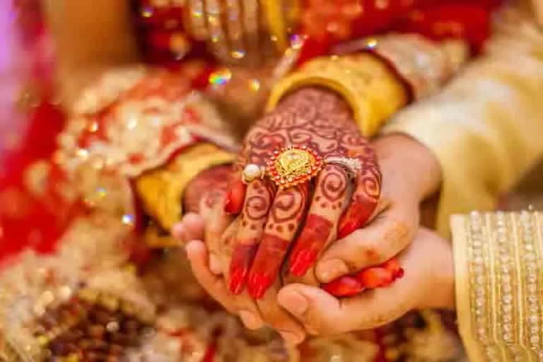 bride and bridegrooms matching their corona report before marriage in bihar