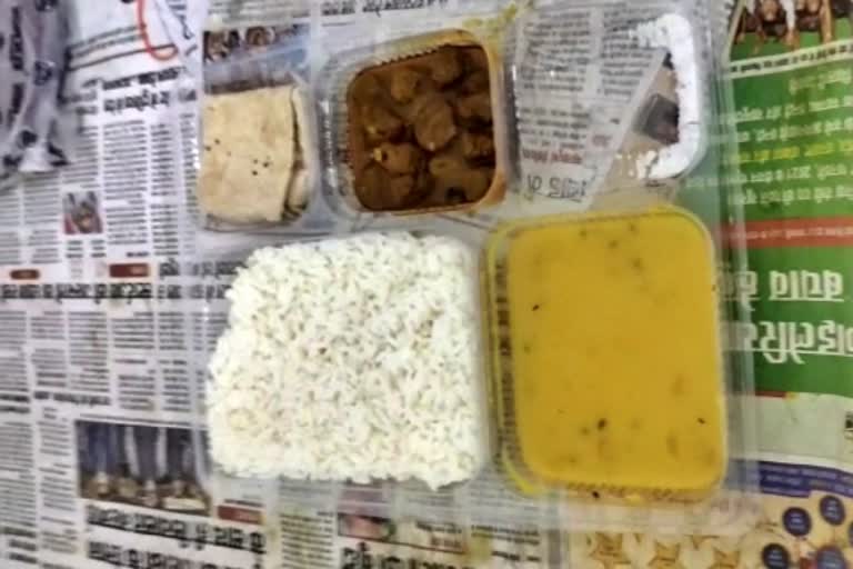 video-viral-of-stale-food-being-given-to-corona-patients-in-dhanbad