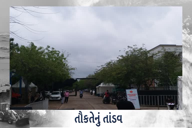 તૌકતેની તબાહી: ધનવંતરી કોવિડ હોસ્પિટલની બાજુમાં જ ભરાયું તળાવ, આસપારમાં ઝાડ પણ પડ્યા