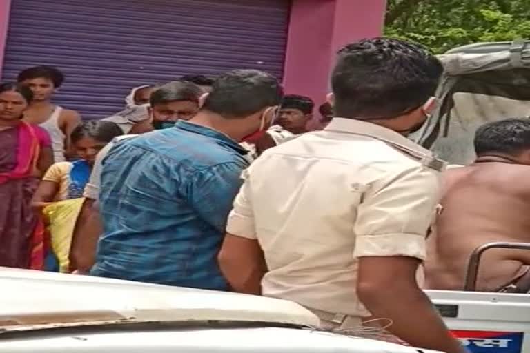 डॉक्टर को ले जाती पुलिस