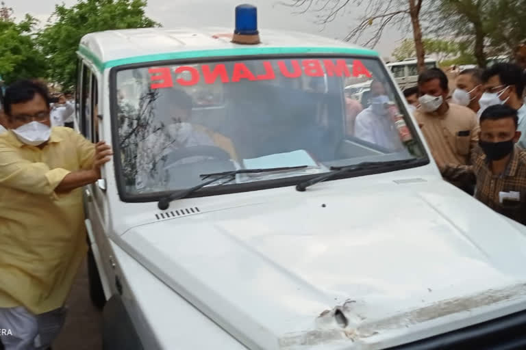 Minister Shah pushed the ambulance