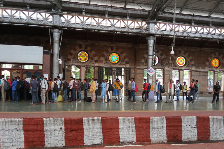 railway administration caught  passengers traveling without a corona test