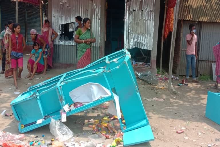 tmc-accused-of-vandalize-shops-of-bjp-supporters-at-mathabhanga