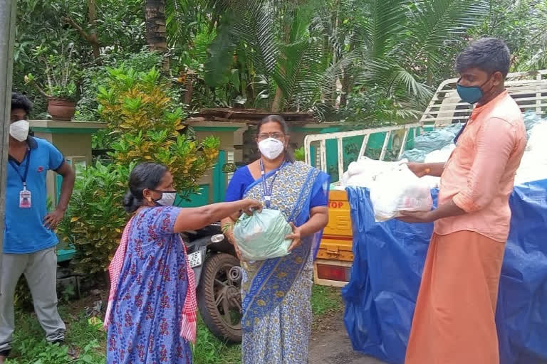 Ranni Grama Panchayat distributed free food kits  ഭക്ഷ്യ കിറ്റ്  റാന്നി ഗ്രാമപഞ്ചായത്ത്  റാന്നി  Ranni  പത്തനംതിട്ട  Ranni Grama Panchayat distributed free food kits  ഭക്ഷ്യ കിറ്റ്  റാന്നി ഗ്രാമപഞ്ചായത്ത്  റാന്നി  Ranni  പത്തനംതിട്ട