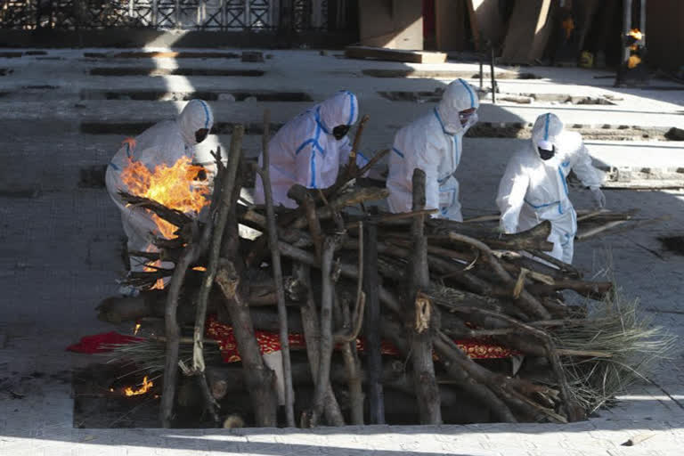 watch Covid cremation in live, Family members now watch Covid cremation in live, Covid cremation live, Covid cremation live news, ಲೈವ್ ಸ್ಟ್ರೀಮ್ ಮೂಲಕ ಕೋವಿಡ್ ಸೋಂಕಿತರ ಅಂತ್ಯಸಂಸ್ಕಾರ ವೀಕ್ಷಣೆ, ಕುಟುಂಬಸ್ಥರು ಲೈವ್ ಸ್ಟ್ರೀಮ್ ಮೂಲಕ ಕೋವಿಡ್ ಸೋಂಕಿತರ ಅಂತ್ಯಸಂಸ್ಕಾರ ವೀಕ್ಷಣೆ, ಕೋವಿಡ್ ಸೋಂಕಿತರ ಅಂತ್ಯಸಂಸ್ಕಾರ ಲೈವ್​, ಕೋವಿಡ್ ಸೋಂಕಿತರ ಅಂತ್ಯಸಂಸ್ಕಾರ ಲೈವ್​ ಸುದ್ದಿ,