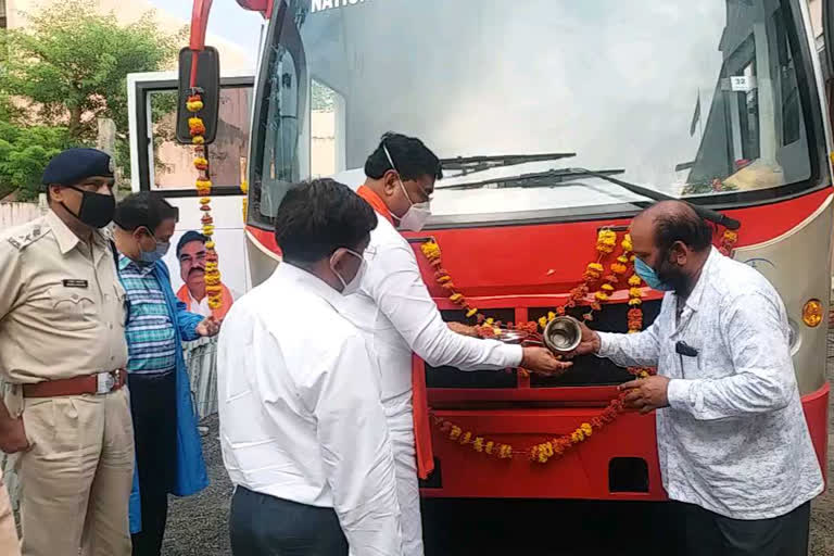 Minister inaugurates 'blood storage van'