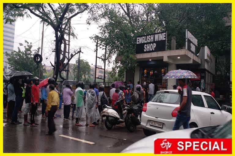 people came to buy liquor despite the rain in noida