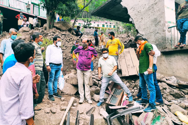 आपदा स्थल का दौरा करते सुबोध उनियाल