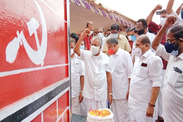 പിണറായി വിജയൻ മന്ത്രിസഭ സത്യപ്രതിജ്ഞ  ആലപ്പുഴ വലിയ ചുടുകാട്ടിൽ സത്യപ്രതിജ്ഞ  ആലപ്പുഴ വലിയ ചുടുകാട്  പുഷ്‌പാർച്ചന നടത്തി ഇടത് നേതാക്കൾ  കൊവിഡ് പ്രോട്ടോക്കോൾ പാലിച്ചു  Pinarayi Vijayan swearing ceremony  swearing ceremony news  alappuzha CPM leaders visit  covid protocol news  pinarayi-vijayan-ministry