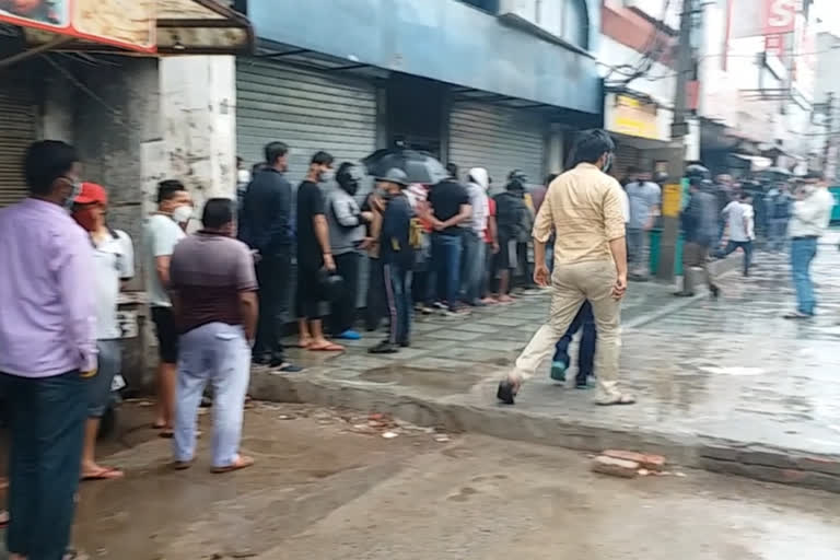 people-came-to-buy-liquor-despite-the-rain-in-noida