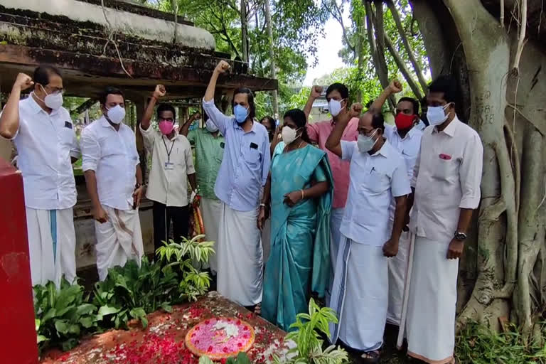 നിയുക്ത മന്ത്രി ചിഞ്ചുറാണി പുഷ്പാര്‍ച്ചന വാര്‍ത്ത  ചിഞ്ചുറാണി പുഷ്പാര്‍ച്ചന കൊല്ലം വാര്‍ത്ത  ചിഞ്ചുറാണി സിപിഐ നേതാക്കള്‍ പുഷ്പാര്‍ച്ചന വാര്‍ത്ത  ചിഞ്ചുറാണി പുതിയ വാര്‍ത്ത  നിയുക്ത മന്ത്രി ചിഞ്ചുറാണി വാര്‍ത്ത  chinjurani pay homage to deceased leaders news  chinjurani homage cpi leaders  chinjrani homage kollam news  chinjurani latest news  newly appointed minister chinjrani pay homage news