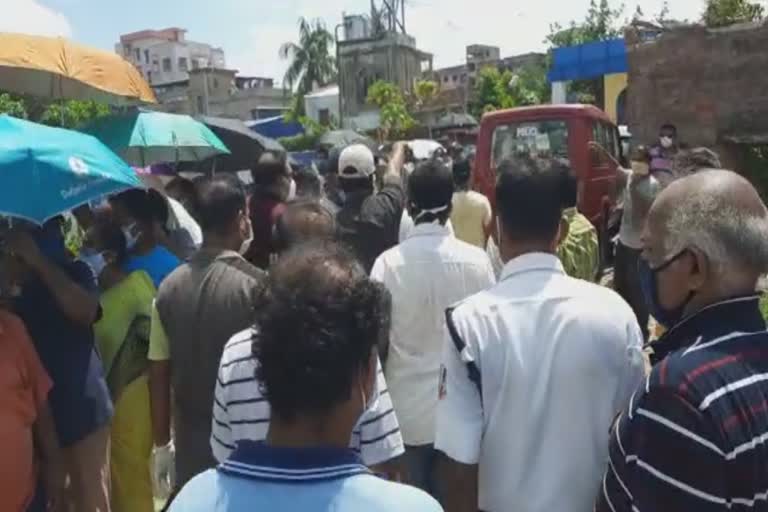 কোভিড টিকার অপ্রতুলতায় চূড়ান্ত অব্যবস্থার ছবি বেলুড়ের