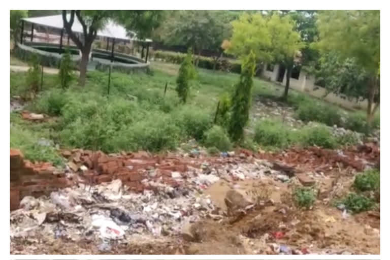 Ayanagar Cremation ghat wall collapsed due to rain in delhi