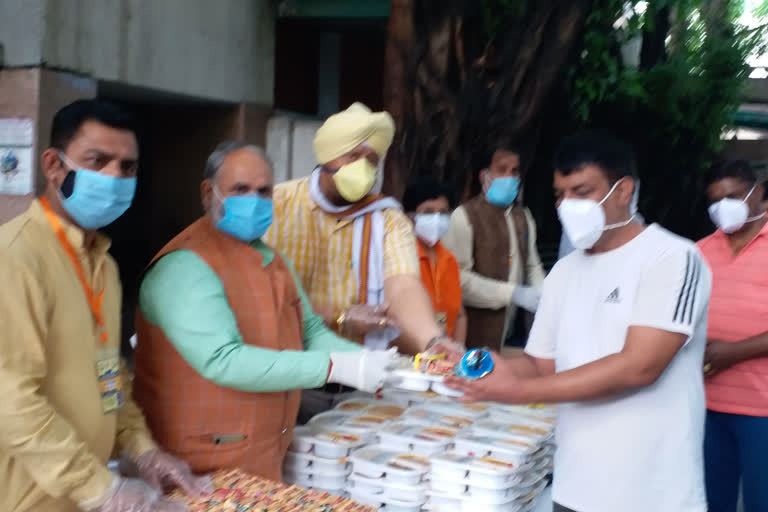 Mayor joins Hindu Rao Hospital free food delivery service in Delhi