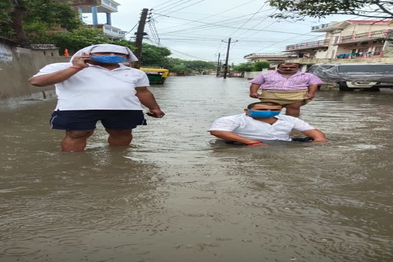 पानी से भरी सड़क पर पार्षद ने दिया धरना