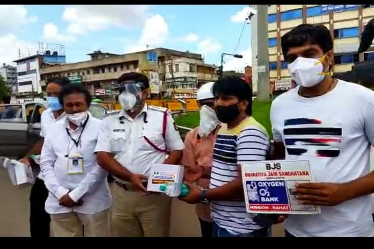 distribution-of-drifrets-and-face-mask-to-hubbali-police