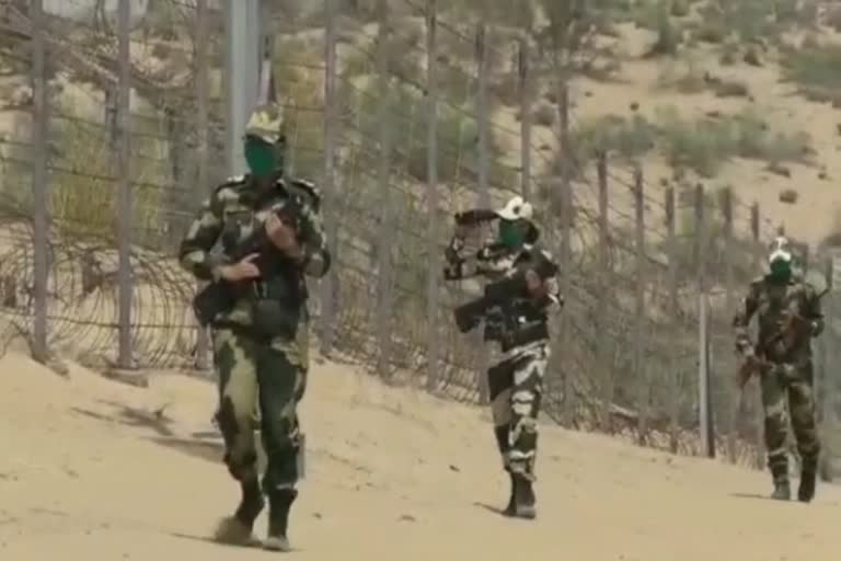 सीमा की चौकसी कर रहे BSF के जवान, BSF personnel guarding the border by defeating Corona