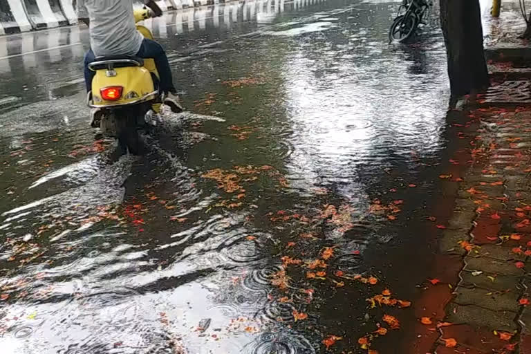 तेज बारिश ने खोली नगर निगम की पोल