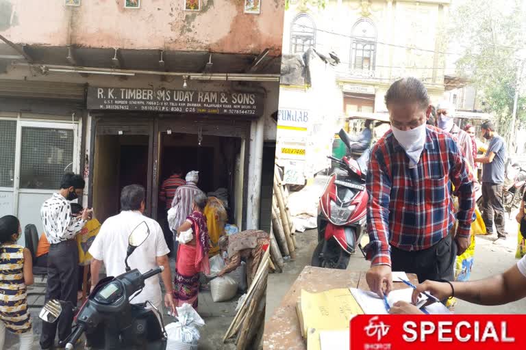 people arriving at government ration shops to get ration in delhi