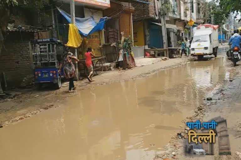 people-facing-water-logging-problem-in-gautampuri-of-delhi