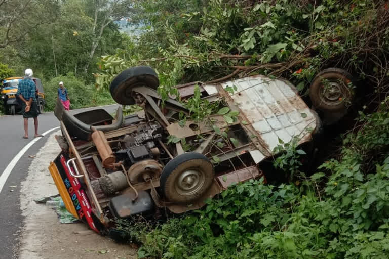 4 injured in road accident at suryanelli  idukky  സൂര്യനെല്ലിയിൽ ഓട്ടോറിക്ഷ മറിഞ്ഞ് 4 പേർക്ക് പരിക്ക്  ഇടുക്കി  സൂര്യനെല്ലിയിൽ അപകടം