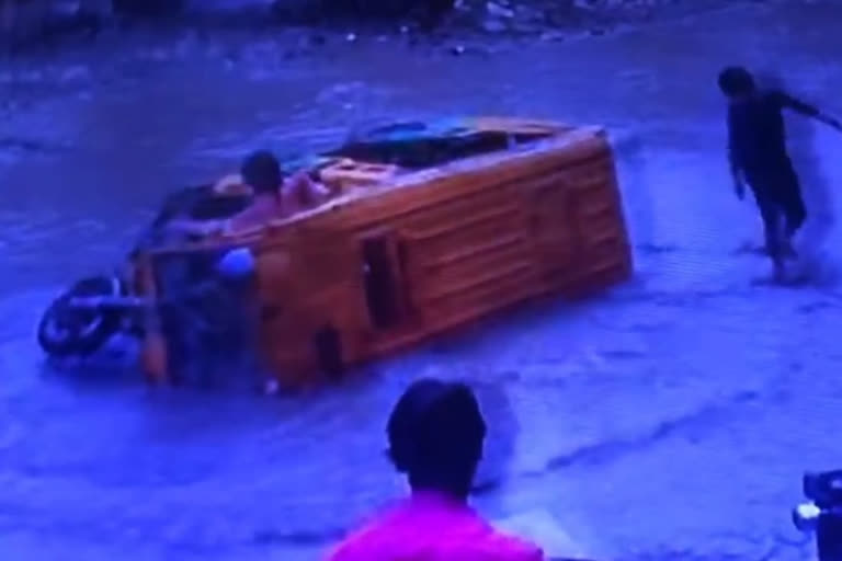 E-rickshaw auto overturns in pit due to waterlogging in ghaziabad