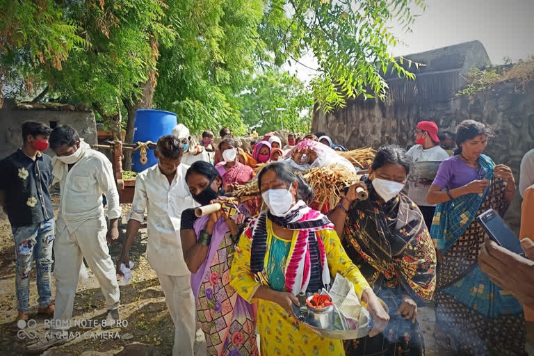 Five daughters funeral on the mother