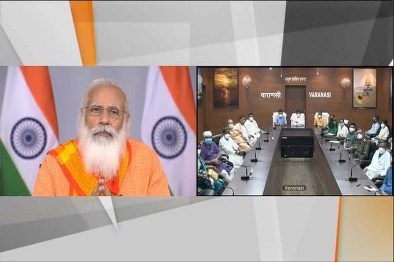 पीएम मोदी मोदी ने वीडियो कॉन्फ्रेंसिंग के जरिए वाराणसी के डॉक्टरों, पैरामेडिकल स्टाफ और अन्य फ्रंटलाइन स्वास्थ्यकर्मियों से बात की.