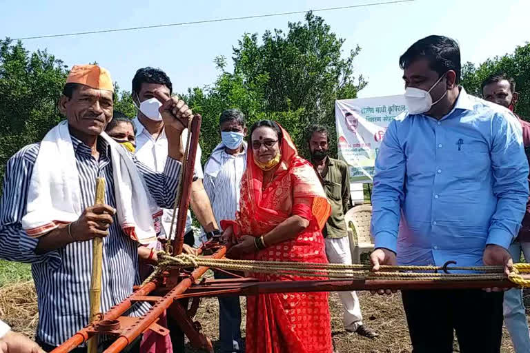 शेतकऱ्याच्या बांधावर जाऊन राजीव गांधी कृषिरत्न पुरस्काराचे वितरण