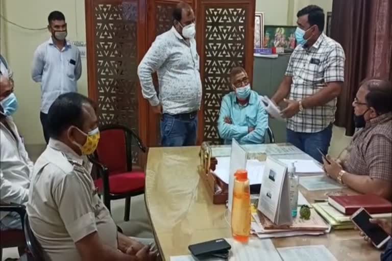 conflict over oxygen supply tender,  fight in bharatpur cmho office