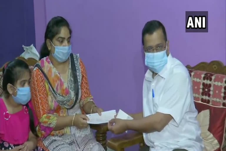 Arvind Kejriwal gives Rs 1 cr aid to family of teacher who succumbed to Covid  അരവിന്ദ് കെജ്‌രിവാൾ  അരവിന്ദ് കെജ്‌രിവാൾ ധനസഹായം  അധ്യാപകന്‍റെ കുടുംബത്തിന് ധനസഹായം  ഡൽഹി കൊവിഡ്  ഡൽഹി കൊവിഡ് മരണം  Arvind Kejriwal gives money  Arvind Kejriwal  covid death  covid death delhi