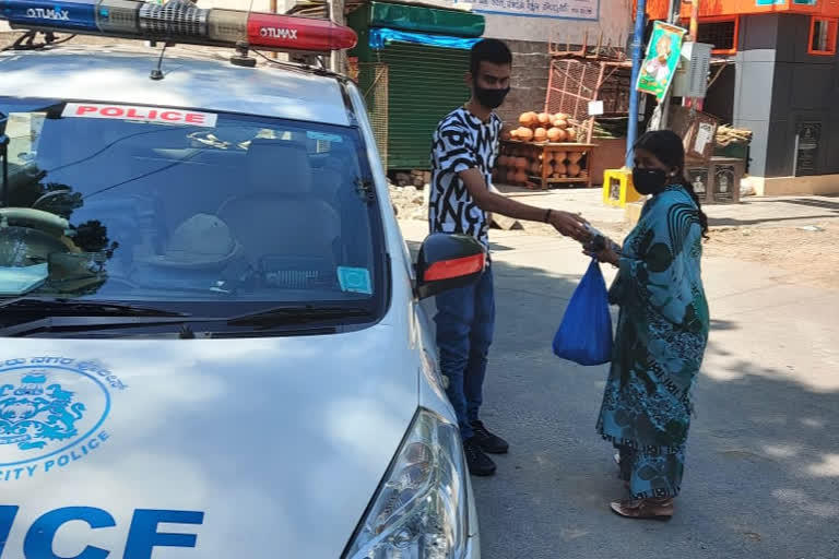 food distribution to More then 200 peoples, food distribution to More then 200 peoples by brothers, Bangalore corona news, 200ಕ್ಕೂ ಹೆಚ್ಚು ಜನರ ಹೊಟ್ಟೆ ತುಂಬಿಸುತ್ತಿರುವ ಸಹೋದರರು, ಬೆಂಗಳೂರಿನಲ್ಲಿ 200ಕ್ಕೂ ಹೆಚ್ಚು ಜನರ ಹೊಟ್ಟೆ ತುಂಬಿಸುತ್ತಿರುವ ಸಹೋದರರು, ಬೆಂಗಳೂರು ಕೊರೊನಾ ಸುದ್ದಿ,