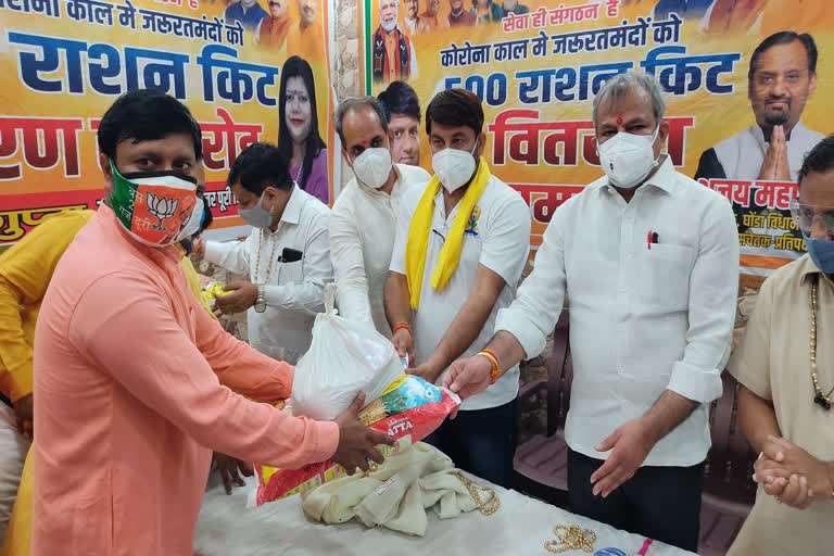 MP Manoj Tiwari distributed ration kit