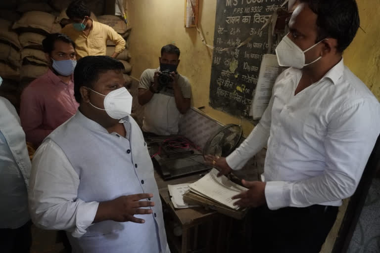 food-supply-minister-did-inspection-of-government-ration-shops-in-sultanpuri-delhi