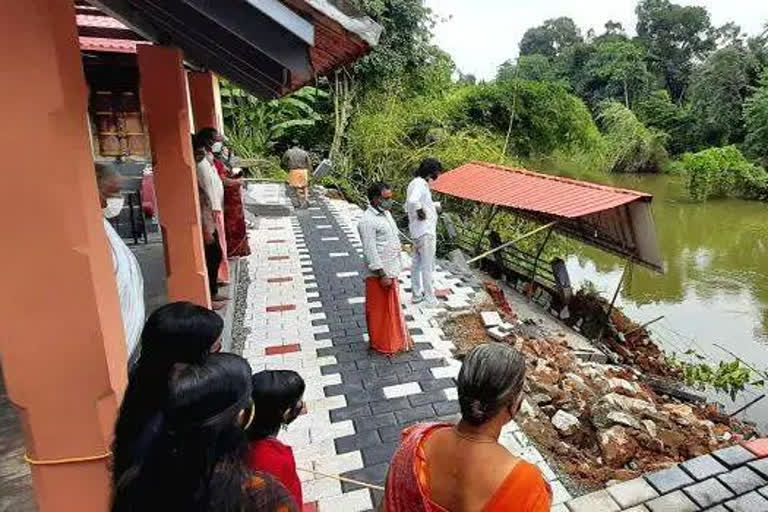 pathanamthitta temple  ഉപദേവതാ ക്ഷേത്രം നദിയിൽ പതിച്ചു  കനത്ത മഴയിൽ ഉപദേവതാ ക്ഷേത്രം നദിയിൽ പതിച്ചു  പത്തനംതിട്ട  പത്തനംതിട്ട മഴ  ആൽത്തറ മഹാദേവര്‍ സുബ്രഹ്മണ്യസ്വാമി ക്ഷേത്രം  Upadevata temple fell into the river heavy rain  Upadevata temple fell  temple fell into the river  heavy rain  heavy rain pathanamthitta  pathanamthitta