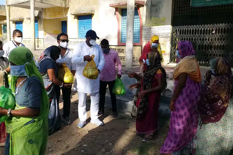 विधवा महिलाओं को सूखा राशन, dry ration to Widow women in dungarpur